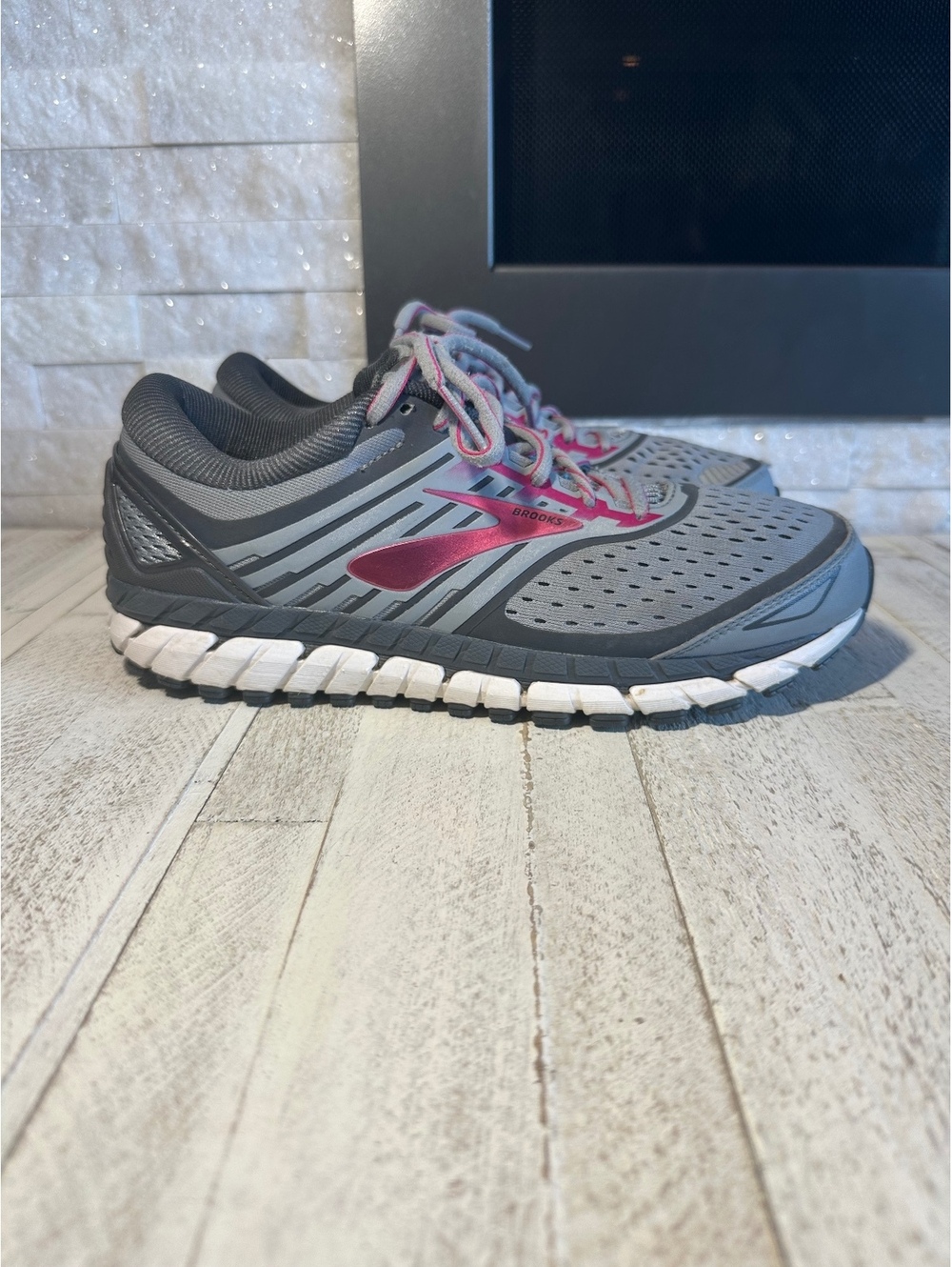 Brooks Ariel 18 women’s running shoes size 9.5